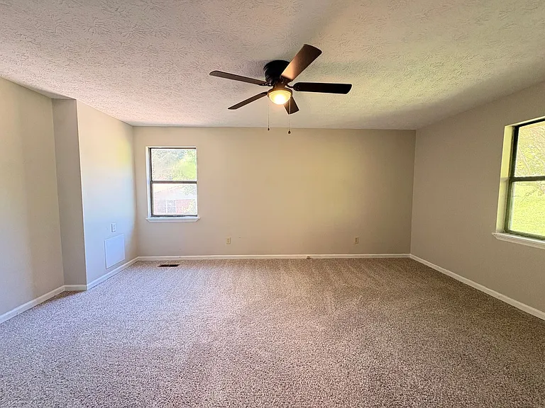 901 Locke Dr — Photo 10