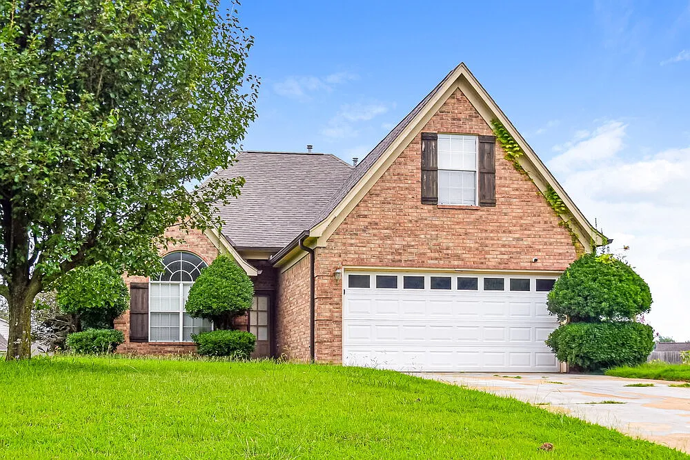 4 bed, 2.0 bath, 1809 sqft, $1,990 — Photo 1