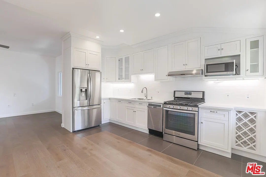 2 bed, 2.0 bath, 1000 sqft, $5,400 — Photo 2