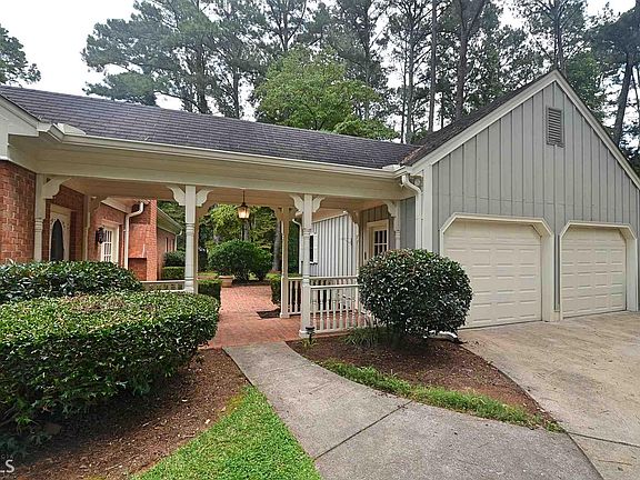 4th image of 1009 Vineyard Dr SE