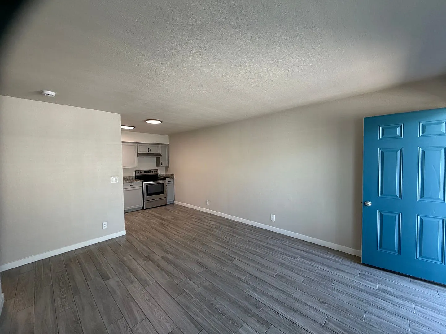 116 N Yosemite Ave — Photo 3
