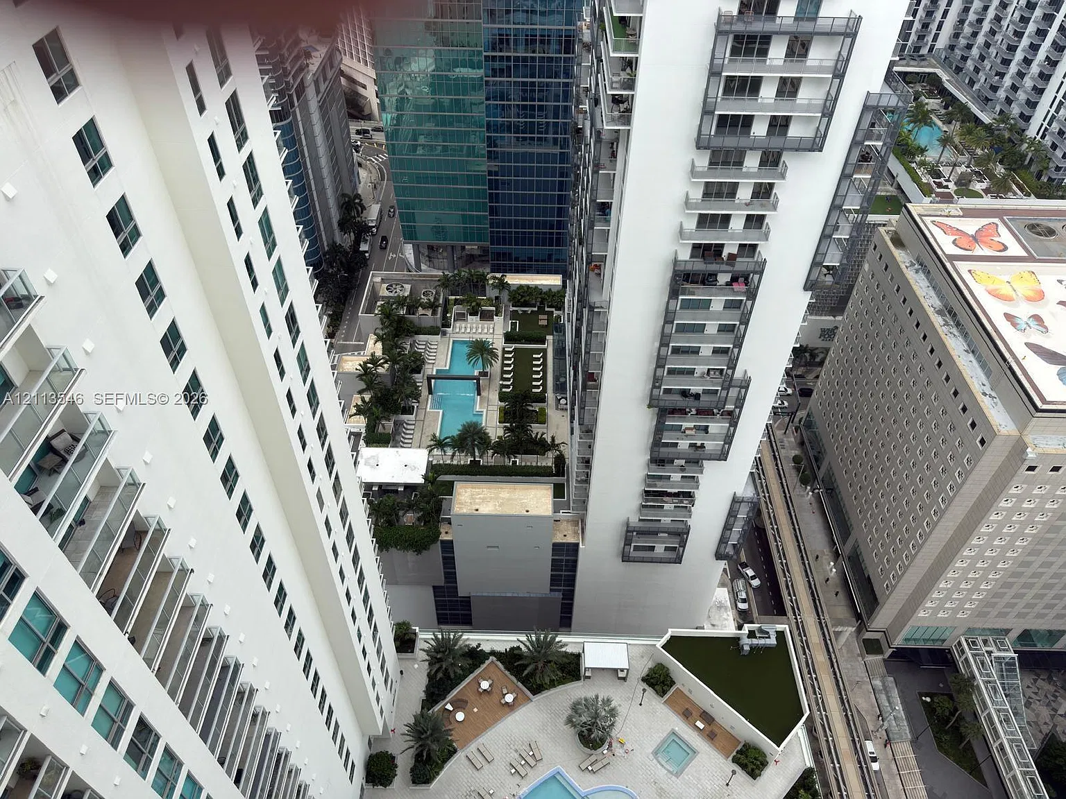 Met 1 Condo — Photo 2