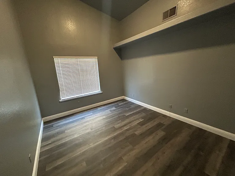 2418 E Portland Ave — Photo 6