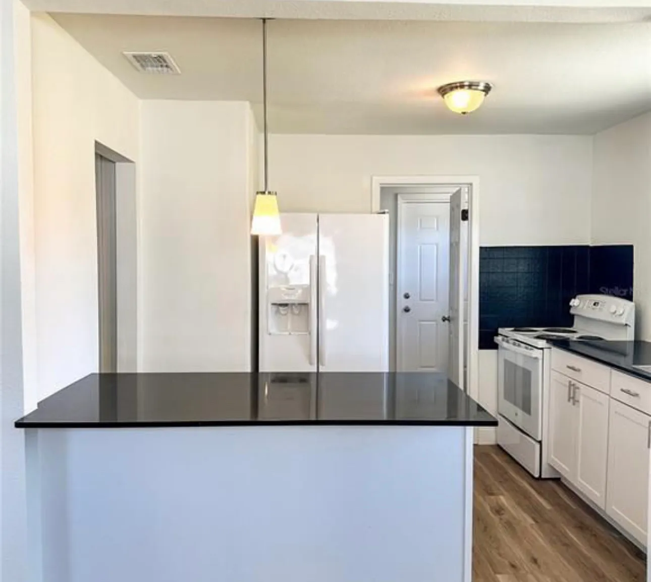 422 E St — Photo 2