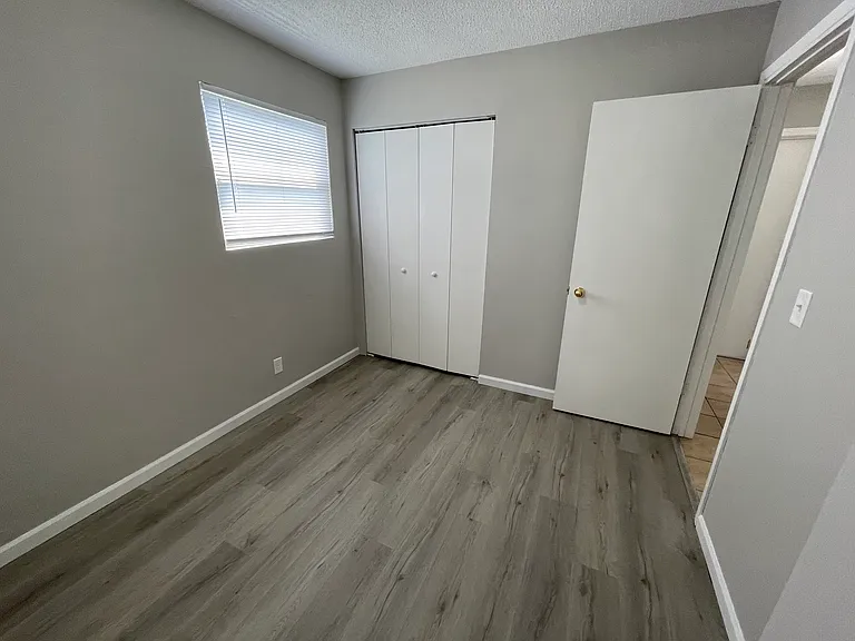 3818 Blondo St — Photo 9