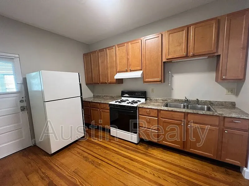 2 bed, 1.0 bath, $1,095 — Photo 2