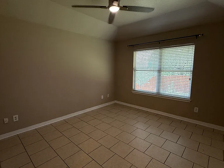 2070 Bentwood Dr — Photo 4