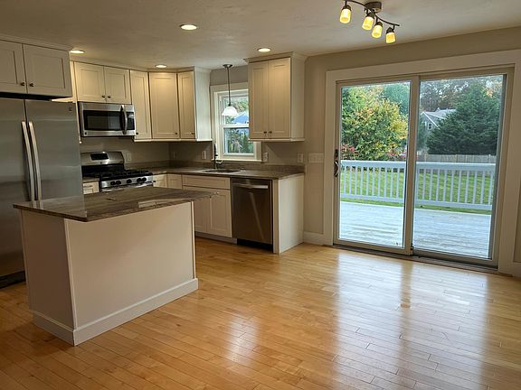 4th image of 667 N Falmouth Hwy