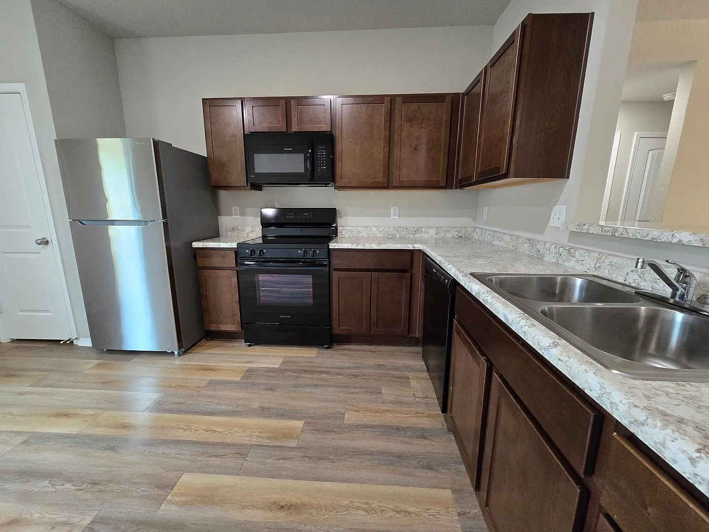 4520 Olympic — Photo 3