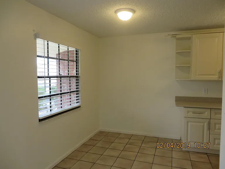 2202 NE 4th St #10 — Photo 5