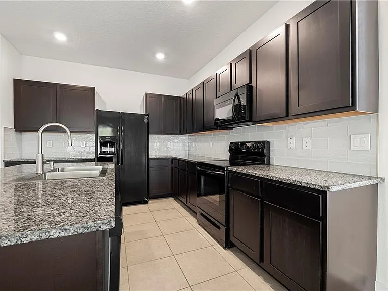 2878 Suncoast Plains Dr — Photo 26