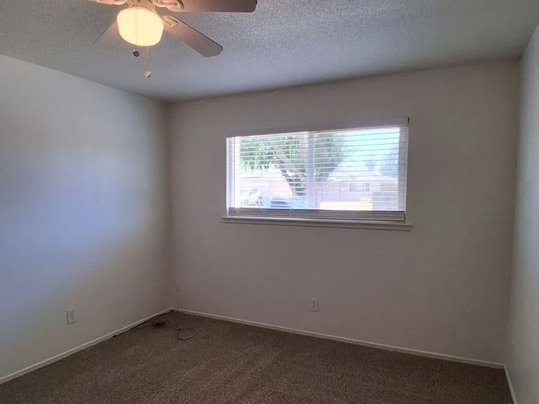 1419 N Winery Ave — Photo 19