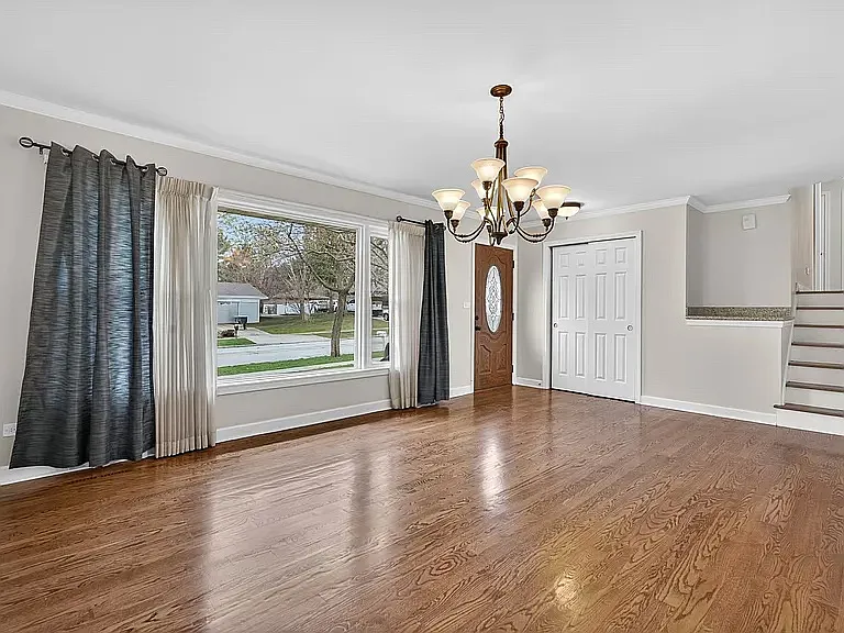 720 Preston Ln — Photo 2