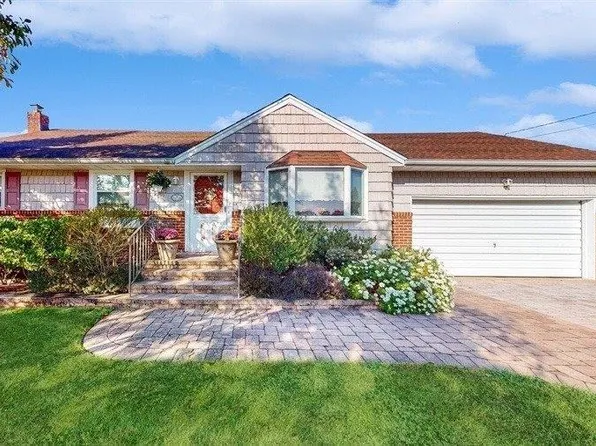 56 Quincy Place, West Islip, NY 11795