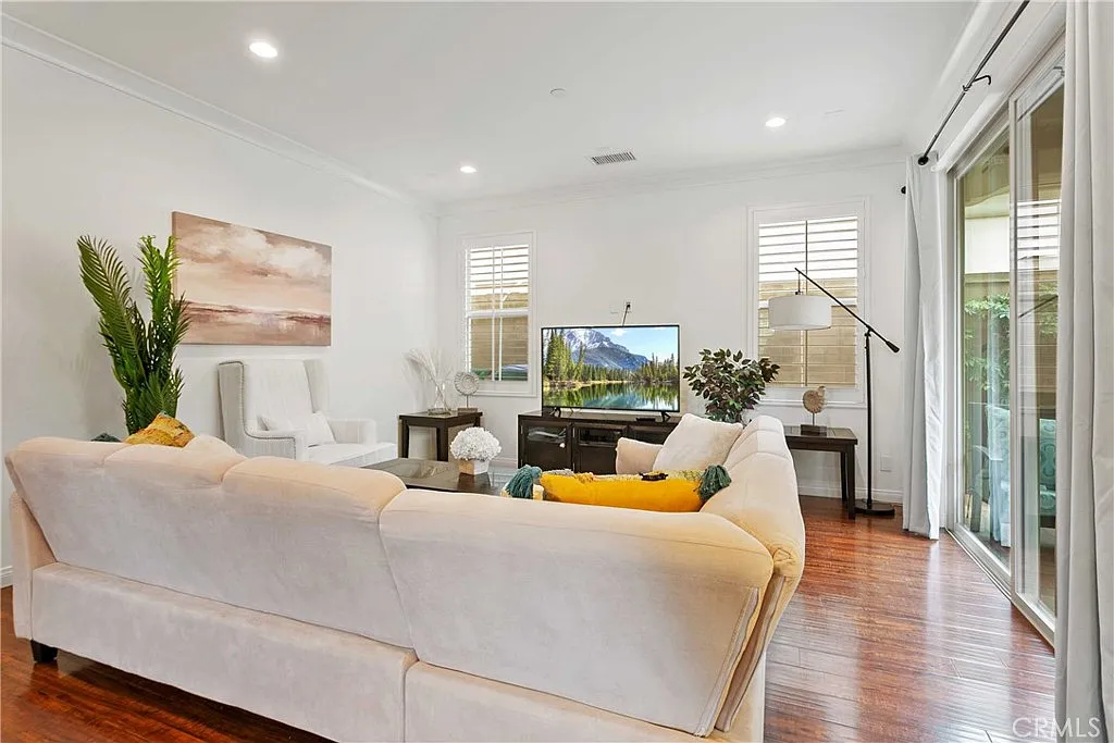 3 bed, 2.5 bath, 1979 sqft, $6,000 — Photo 2