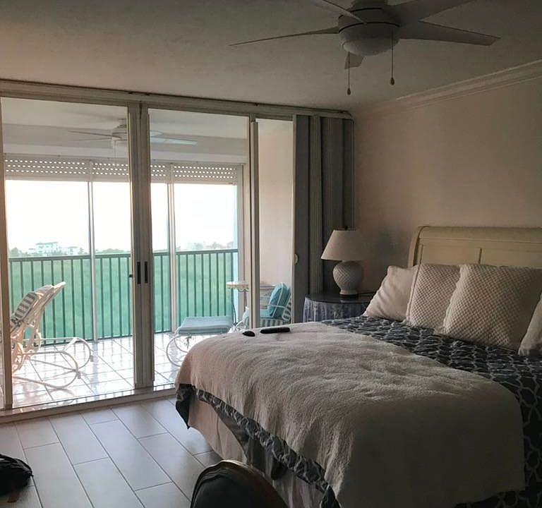 Master bedroom/ King bed