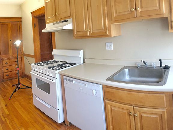 2nd image of 31 Putnam St #2L