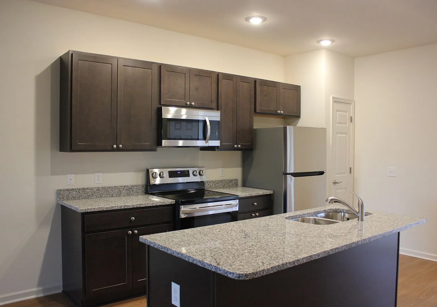 Condo for Rent — Photo 3