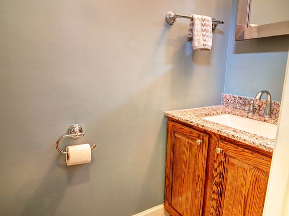 4th image of 21913 Myrtlewood Sq