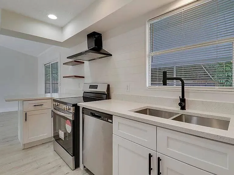 3 bed, 2.0 bath, 1149 sqft, $3,100 — Photo 4