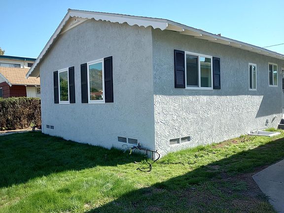Feels like home. Side yard for patio furniture and BBQ. New windows. Adorable!