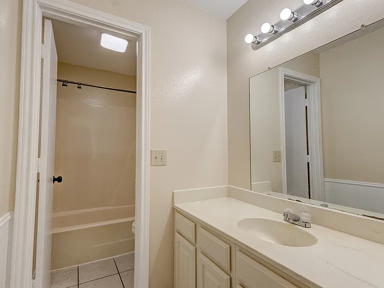 203 W Trinity St #C — Photo 12