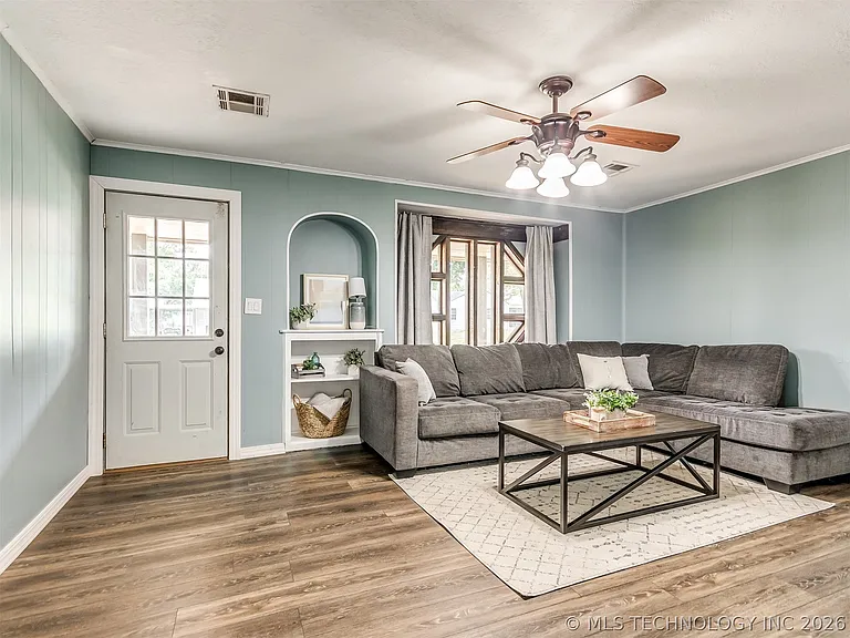 233 NE Queenstown Ave — Photo 4