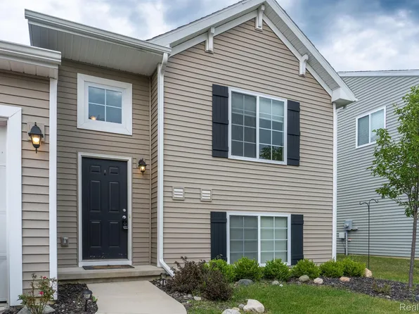 2875 W Fork River Dr, Fowlerville, MI 48836