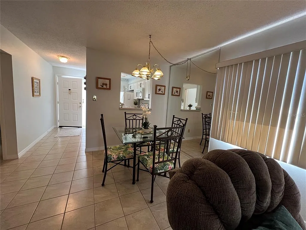 2 bed, 2.0 bath, 923 sqft, $2,100 — Photo 3