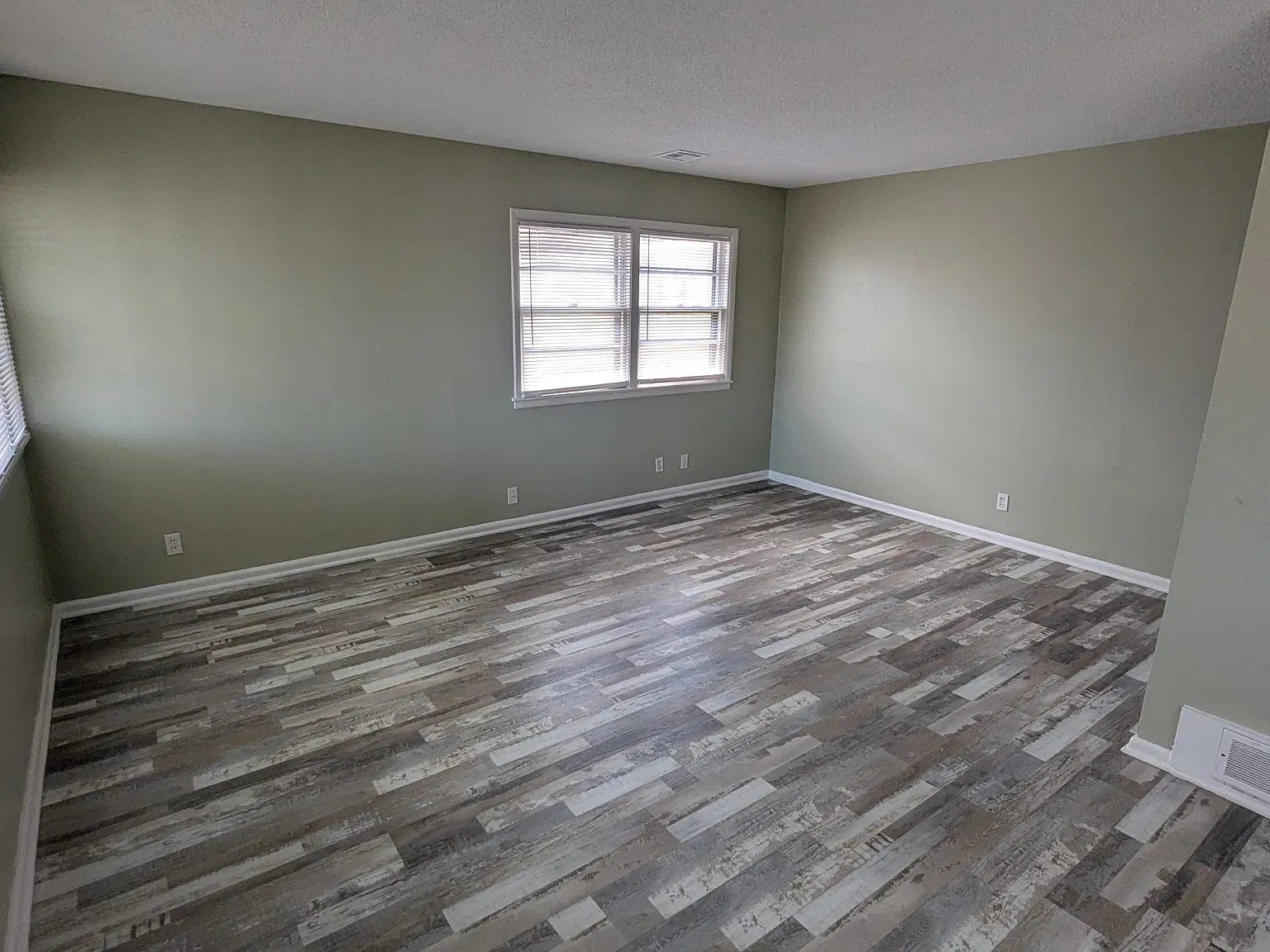 3 bed, 1.5 bath, 1213 sqft, $1,350 — Photo 2