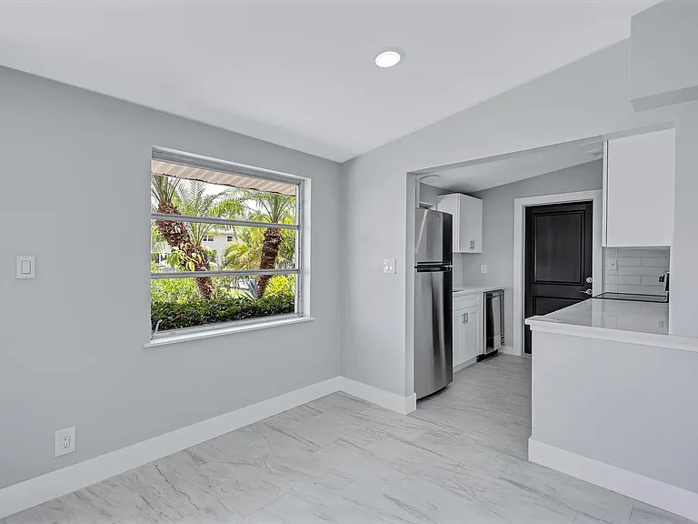325 Capri Blvd — Photo 41