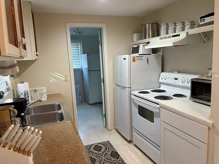 327 E Green St — Photo 5