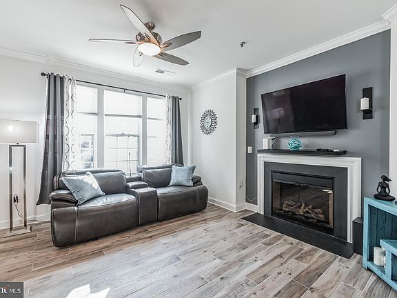 3rd image of 246 N Summit Ave Unit 19