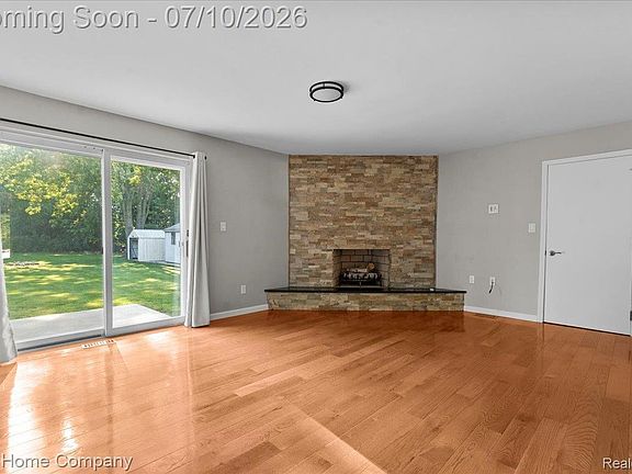 5th image of 33413 Louise Ave