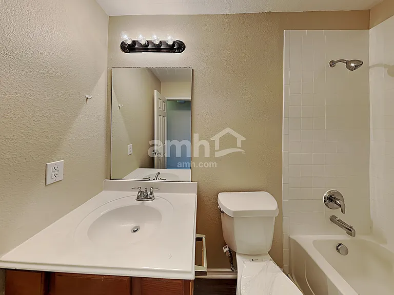 530 Hickory Ln — Photo 17