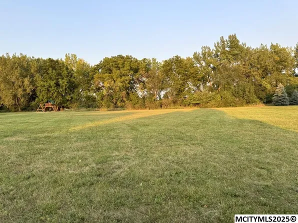 155 Timber Creek Dr, Mason City, IA 50401