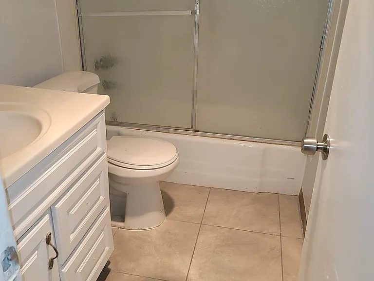 1765 Cedar Ave #2R — Photo 7