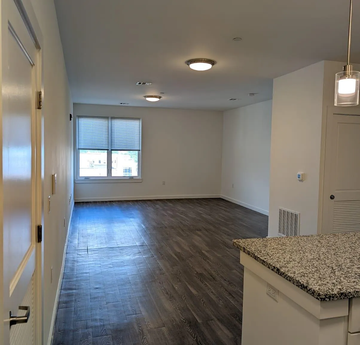 1 bed, 1.0 bath, $2,053 — Photo 3