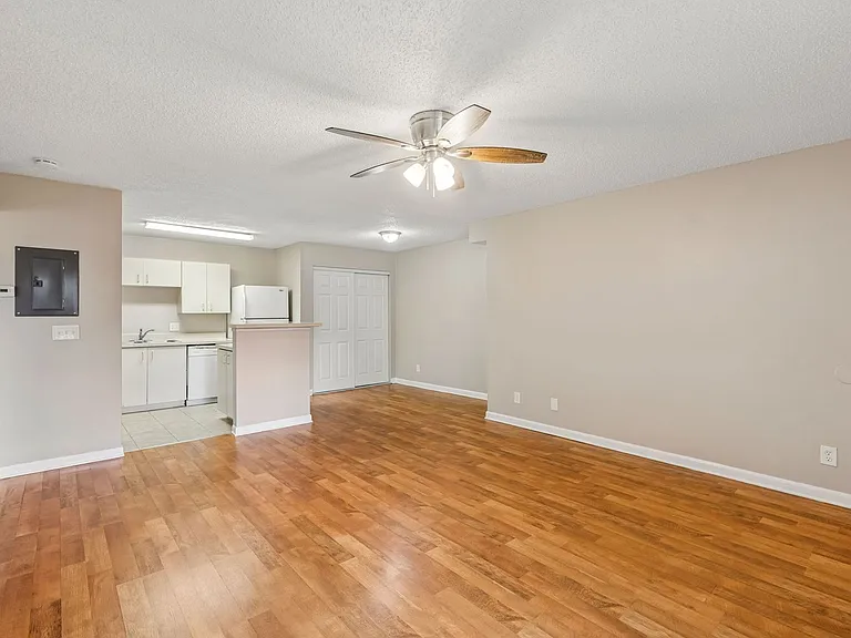380 Lakepointe Dr #201 — Photo 8