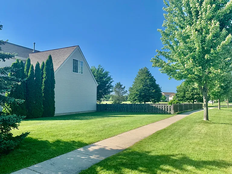 332 W Winchester Dr — Photo 3