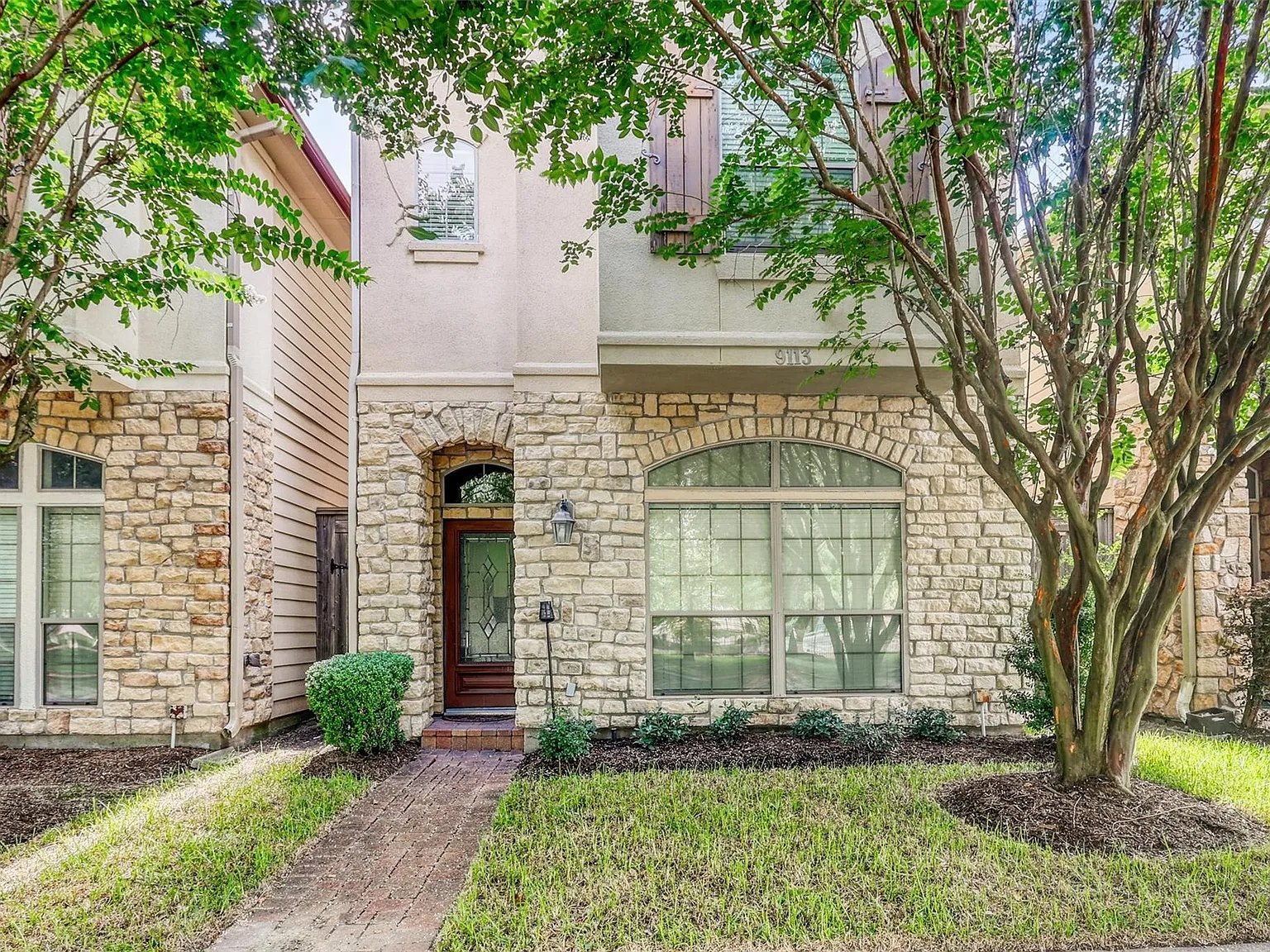 3 bed, 2.5 bath, 2359 sqft, $4,000 — Photo 1