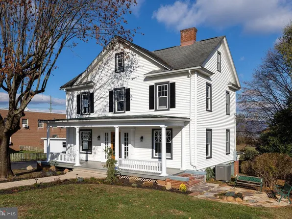 223 E Main St, Luray, VA 22835