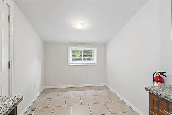 121 Union Ave — Photo 8