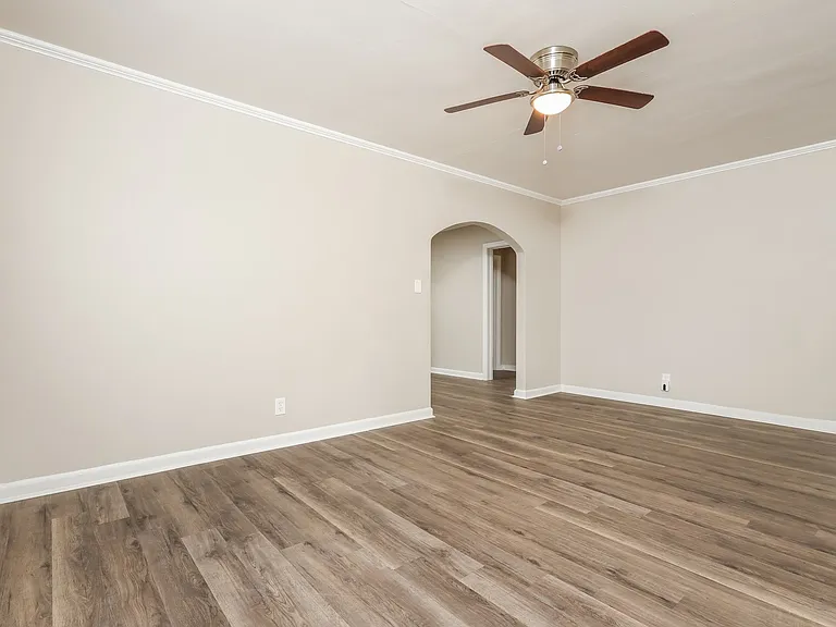 673855_020_living_room_12909195.jpg