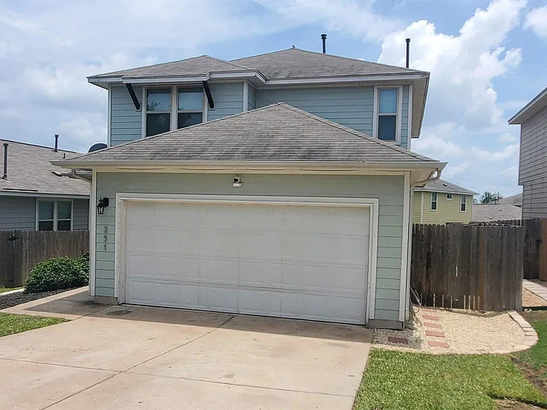 251 Triumph Rd SW — Photo 3