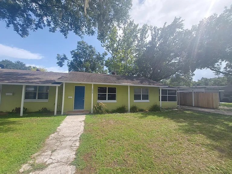 1039 E Walnut St — Photo 1