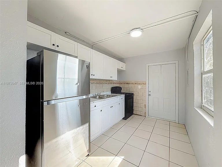 2408 NW 8th St — Photo 2