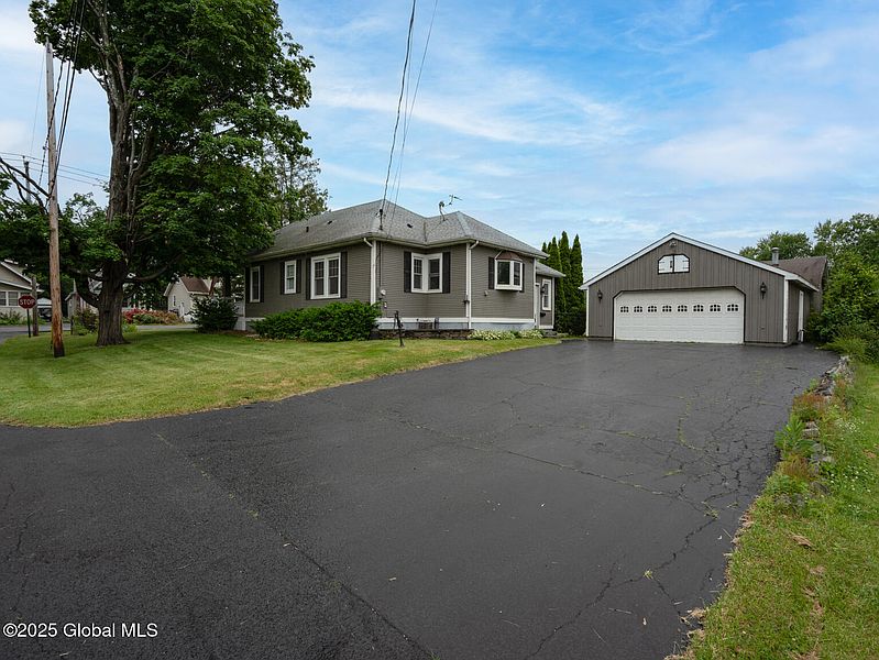 5th image of 23 Hampton Avenue