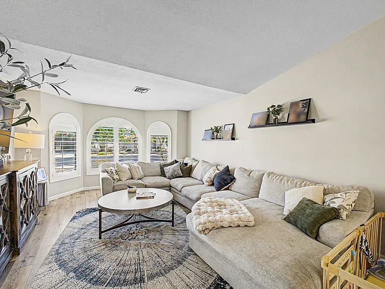 1911 E Belmont Dr — Photo 4