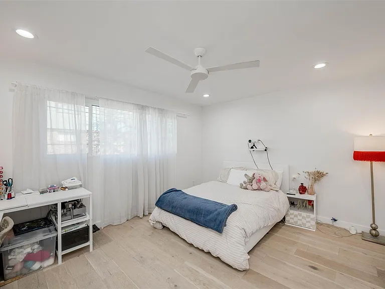 400 E 30th St #105 — Photo 23
